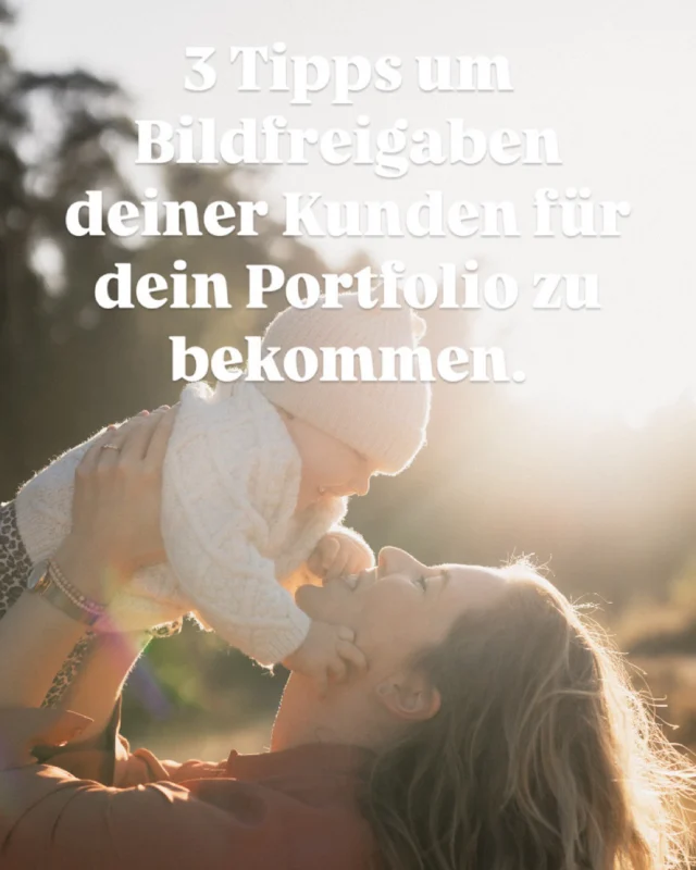 3 Tipps um Bildfreigaben deiner Kunden für dein Portfolio zu bekommen.

Ein hochsensibles Thema. Die Bildnutzung, vor allem wenn Kinder zu sehen sind. 
Du hattest ein ganz wundervolles Shooting und bist verliebt in die Bildergebnisse. Nun möchtest du sie am liebsten mit der ganzen Welt teilen. Verständlich, denn du bist stolz auf deine Arbeit und möchtest potentiellen Kunden zeigen was du zaubern kannst. Kinder im Netz ist ein heiß diskutiertes Thema und das ist gut so, denn auch wir Fotograf*innen tragen viel Verantwortung. Ich persönlich kann es nicht verantworten klar erkennbare Kindergesichter zu zeigen. Damit fühle ich mich unwohl und habe das Gefühl eine Grenze zu überschreiten. Dennoch möchte ich meine Arbeit zeigen. Hier sind meine Tipps für dich:

1️⃣ Liefere zuerst die Bilder aus, damit deine Fotofamilie eine Vorstellung der Motive hat.
Bonustipp:
Fotografiere auch Faceless Momente und stelle dieser deiner Fotofamilie zur Verfügung. 

2️⃣ Frage nach bestimmten Motiven und nicht pauschal nach der ganzen Galerie.
Bonustipp: 
Erstelle eine kleine Galerie mit deinem Lieblingsbildern, die du gerne zeigen möchtest zur Freigabe. 

3️⃣ Sprich über deine Ansicht & Meinung zur Veröffentlichung von Familienbildern mit Kindern.
Bonustipp:
Im direkten Austausch mit deiner Fotofamilie, kannst du deinen Standpunkt vertreten und Vertrauen im Umgang mit ihren Bildern aufbauen.

Ich freue mich, wenn ich mit dir in den Austausch gehen kann. Wie stehst du denn zu dem Thema? Und was mich noch interessiert: Hast du selber Kinder und zeigst ihre Gesichter NICHT, wünscht dir aber von deinen Kunden, dass sie dir die Bildfreigabe für ihre Kinder geben? 

#kinderimnetz 
#bildfreigabe
#portfolio
#fototipps
#familienfotografin