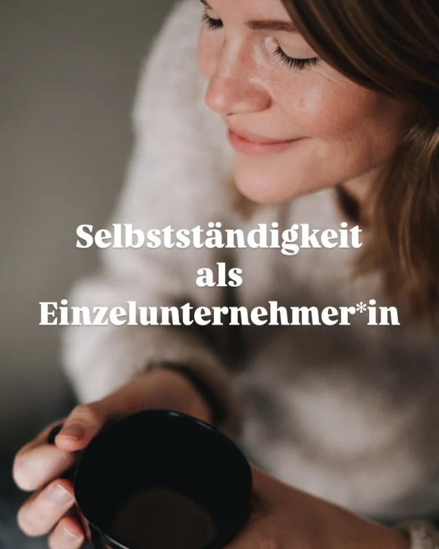 TEIL II

SELBSTSTÄNDIGKEIT ALS EINZELUNTERNEHMER*IN

Bist du selbstständig? Hauptberuflich oder nebenberuflich? 
Hier gibt es übrigens kein richtig oder falsch, denn jeder Mensch hat ein eigenes individuelles Lebensmodell, Ansprüche und Bedürfnisse.
Musst oder kannst du Geld verdienen, brauchst du das Gefühl von Sicherheit oder kannst du auch mal schwierige Situationen aushalten, ist es für dich okay für jemanden/eine Firma/ ein Konzern zu arbeiten oder möchtest du für dich wirtschaften und dich verwirklichen?
Und beides kann allein oder parallel funktionieren. Und !!! DU MUSST NICHT VOLLSELBSTSTÄNDIG SEIN UM PROFESSIONELL ZU SEIN !!!
Was du aber brauchst ist Leidenschaft.

Alle Bilder hat meine liebste @urtesturm von mir gemacht. Danke mein ♥️

#einzelunternehmer 
#entrepreneurlife 
#fotografinhamburg 
#selbstständigkeit 
#empoweredwomenempowerwomen 
#selbstzweifel